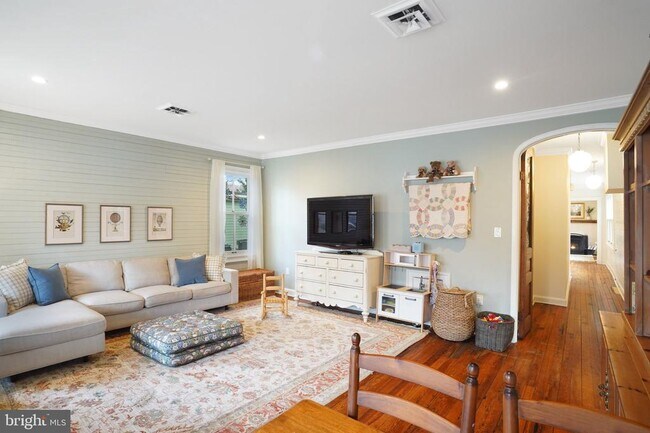 Building Photo - 7153 Main St