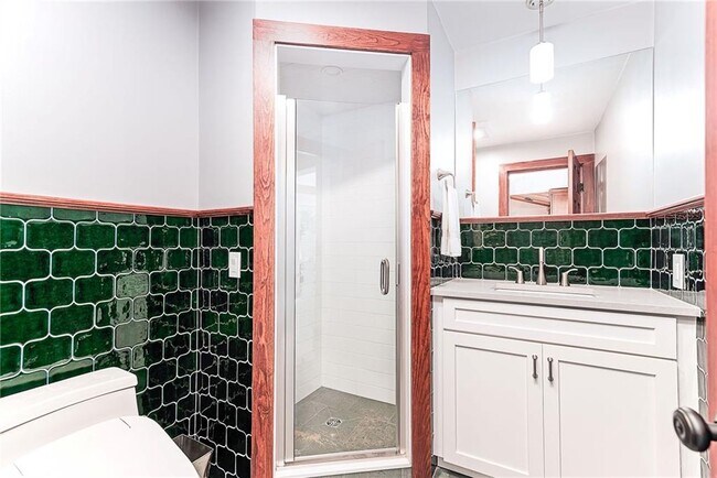 Building Photo - 14 Woodlake Dr