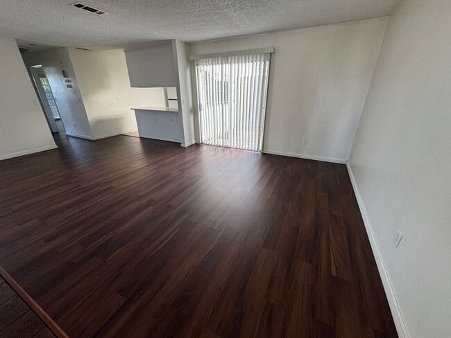 Building Photo - 2 bed 2 bath with 2 car garage