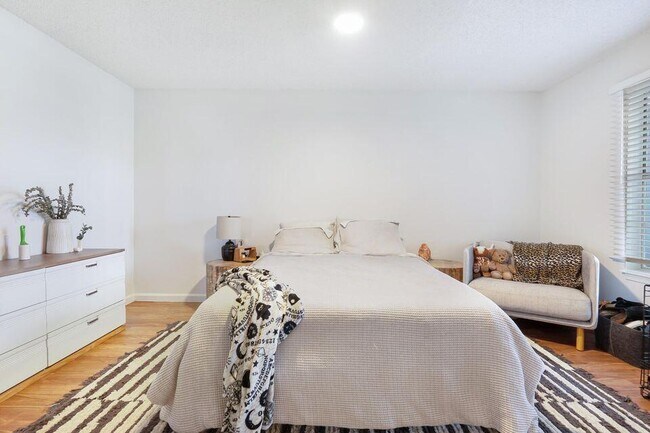 Building Photo - 1215 Crystal Way