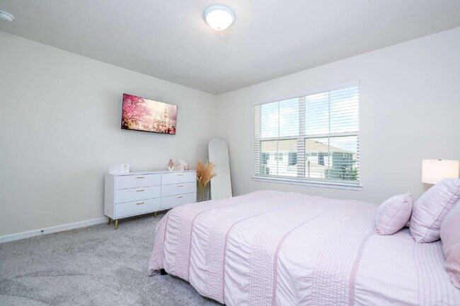 Building Photo - Discover Comfort and Style: Spacious 3-Bed...