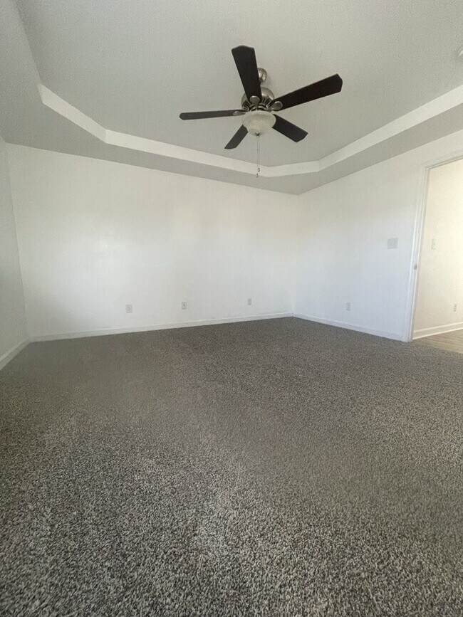 Building Photo - Bradford Estates!