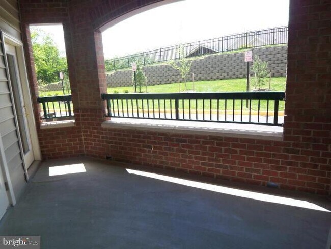 Building Photo - 7065 Heritage Hunt Dr