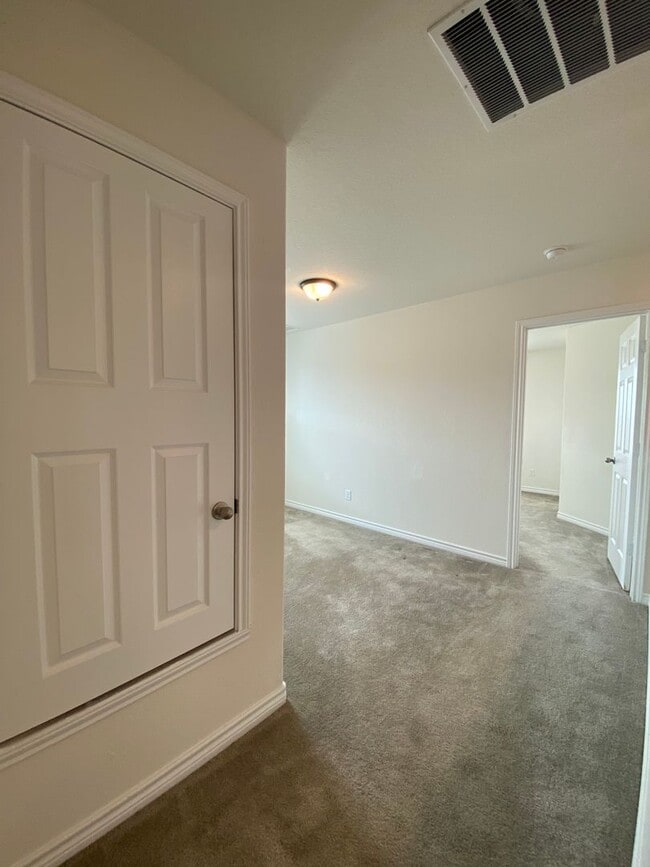 Building Photo - EDGEBROOK
