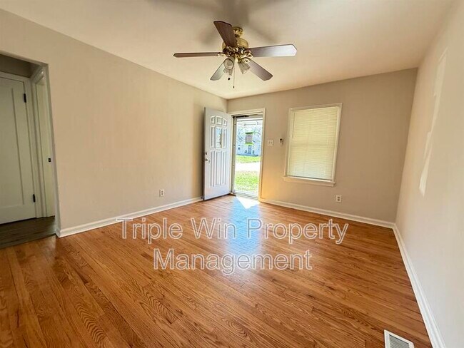 Building Photo - 8015 Aline Ave