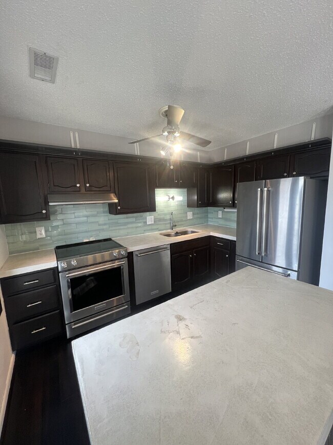 Building Photo - 2 Bedroom / 2 Bath Condo with 1,200 Square Feet, Luxury Finishes, and Great Amenities!