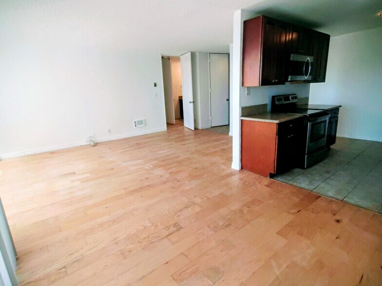 Building Photo - 5950 Canterbury Dr