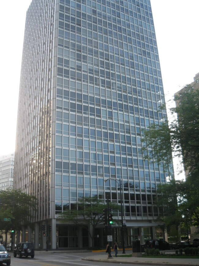 Building Photo - 2400 N Lakeview Ave