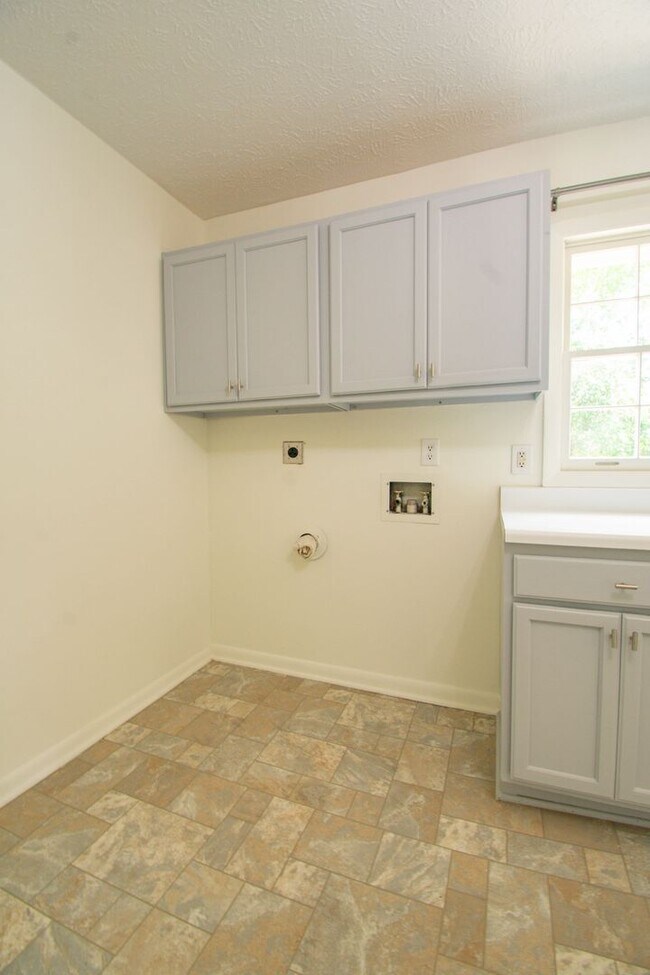 Building Photo - 3 Bedroom 2 Bathroom With A Pool!