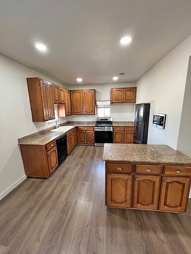 Building Photo - Great 3 Bdrm 2 Bath Home in Denton Tx