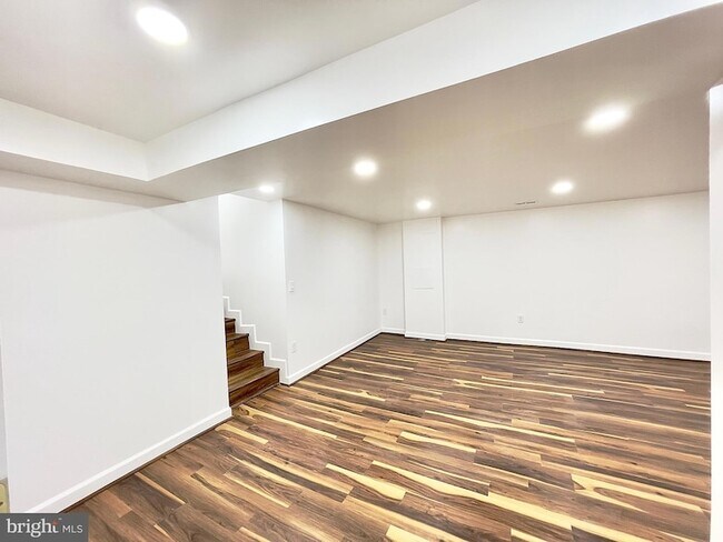 Building Photo - 1402 Mullins St