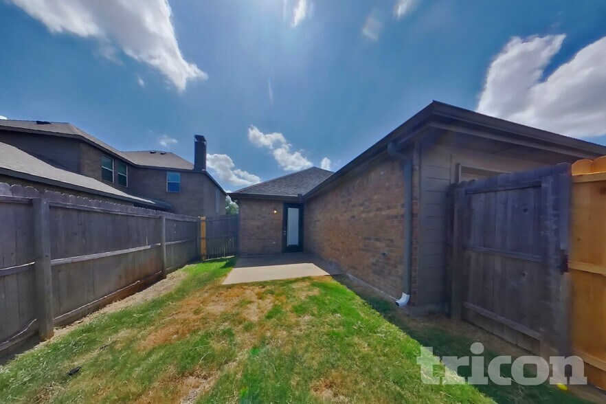 Building Photo - 1216 Honeywood Ln