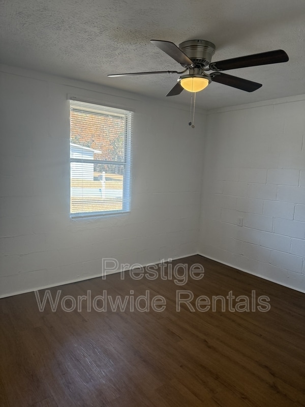 Building Photo - 102 Moore St