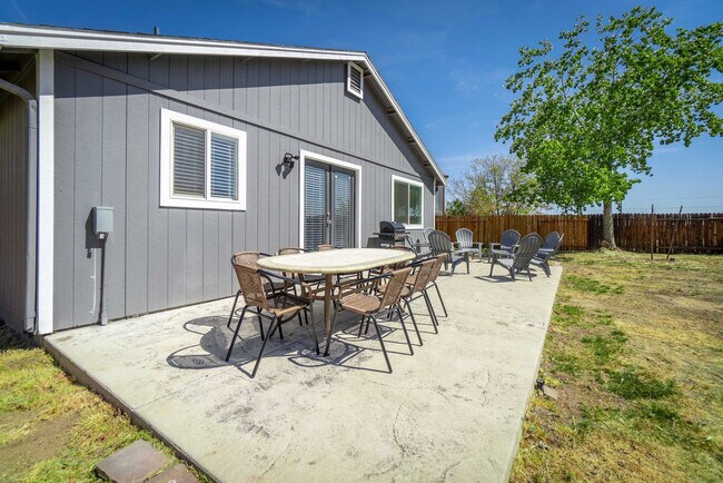Building Photo - 1550 Carousel Ct