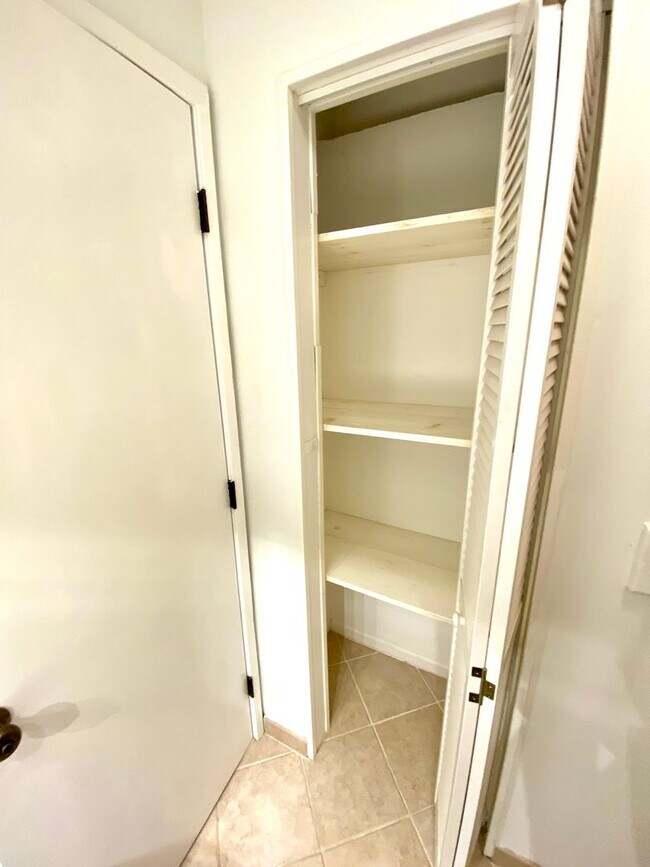 Building Photo - Townhome Style Loft Condo Gated Marina Community + Utilities Included!