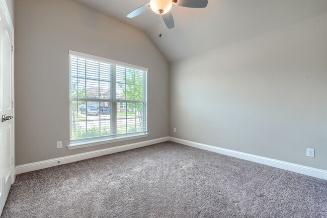 Building Photo - 580 Bradley Dr