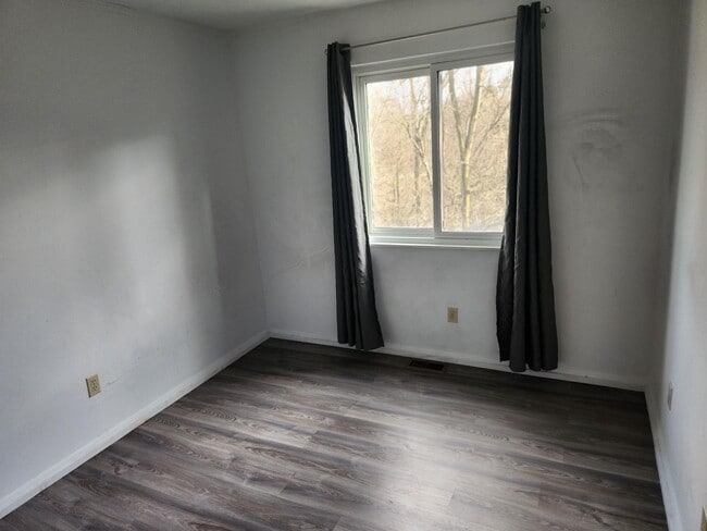 Building Photo - 944 Ravine Dr