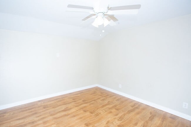 Building Photo - 915 E Balboa Blvd