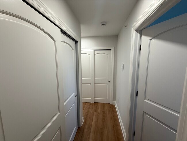 Building Photo - 50 Greenhouse Rd