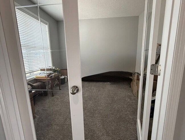 Building Photo - Gorgeous 4BR/2.5BA Rogers Home Available 8/1!