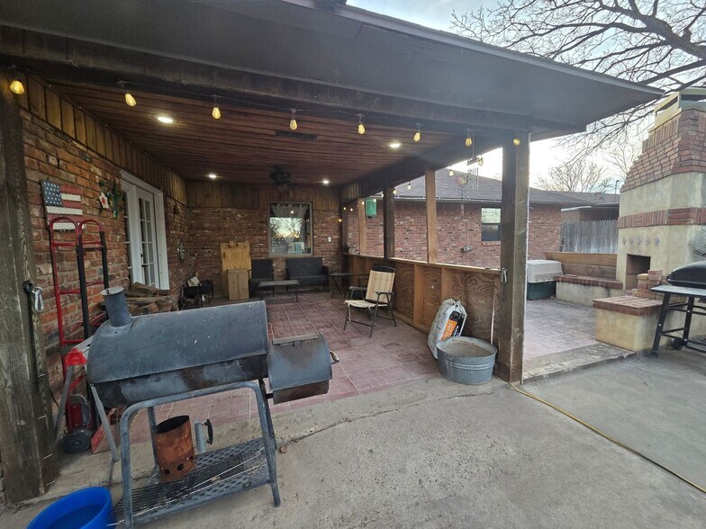 Building Photo - 1804 W Ave H