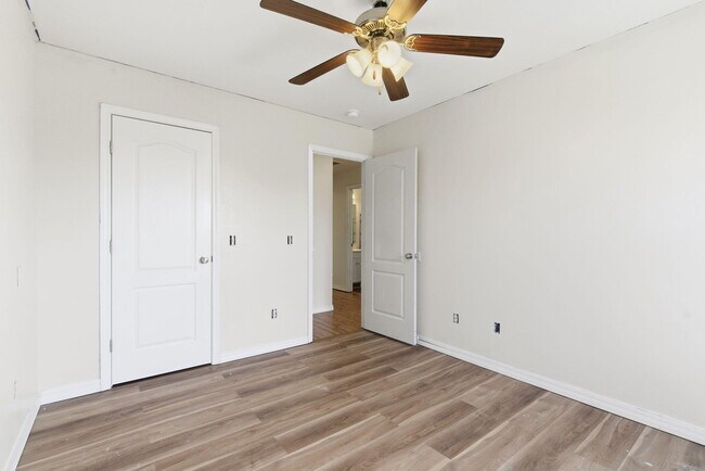 Building Photo - 1127 N Northwood Ave