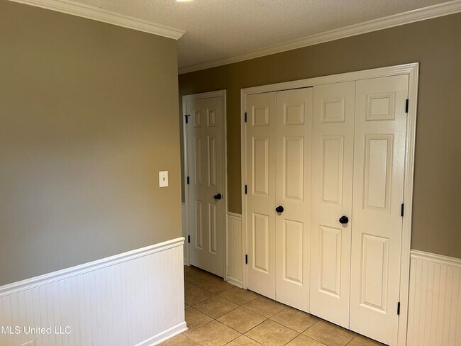 Building Photo - 960 Clarington Dr