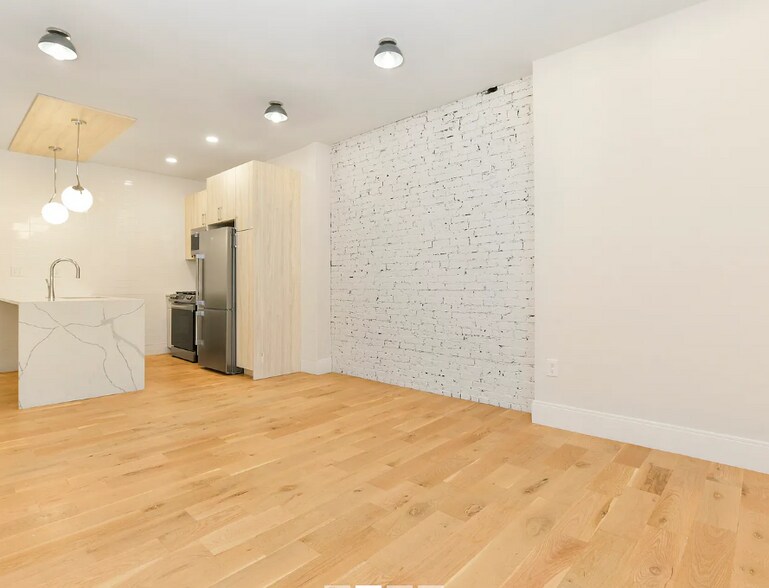 Primary Photo - 200 Maverick St