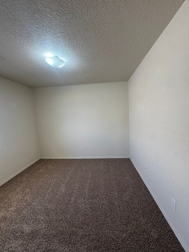 Building Photo - 3 bed 2 bath home in Huning Ranch
