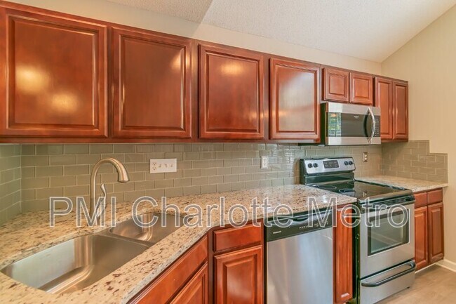 Building Photo - 8289 Christmas Ct