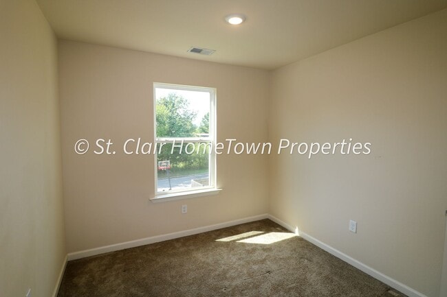 Building Photo - Lake Community