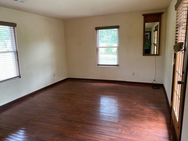 Building Photo - 3 Bedroom 1 Bathroom home. Available NOW!