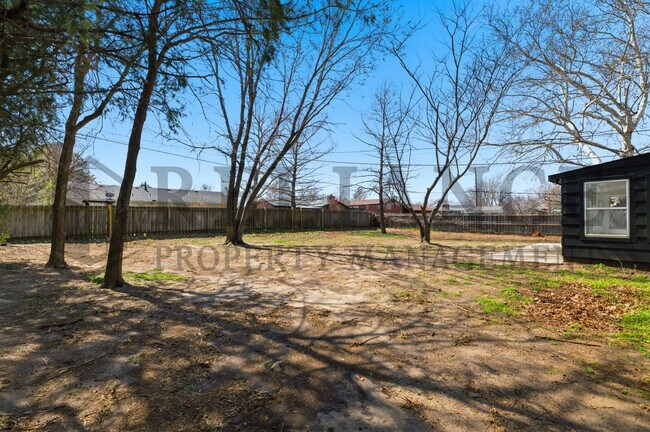 Building Photo - 2541 W Benjamin Dr