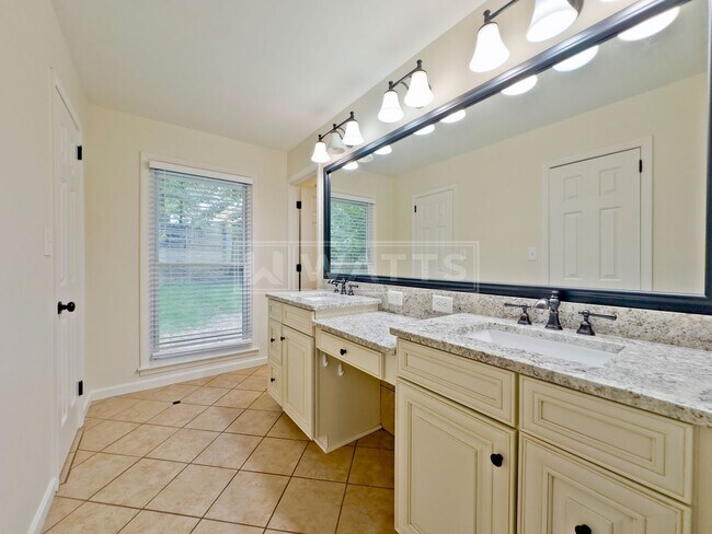 Building Photo - 4 Bedroom, 4.5 Bath Home in Heart of Hoover