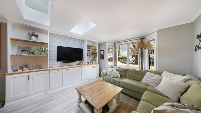 Building Photo - 3 Bed 2.5 Bath - Exceptional Condition - P...