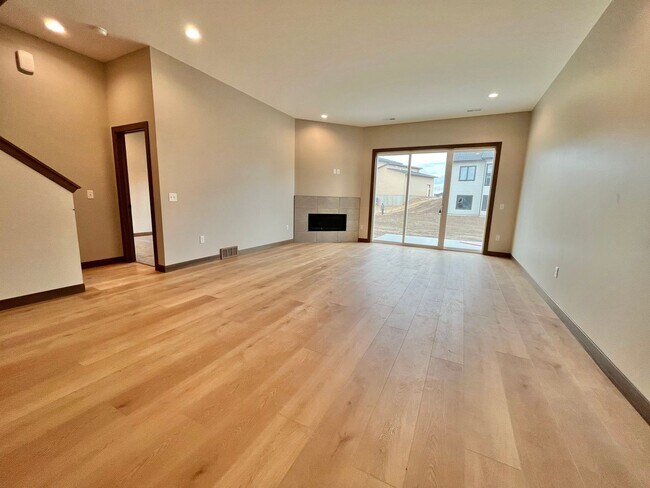 Building Photo - 5 Bed/2.5 Bath Twinhome For Rent!!