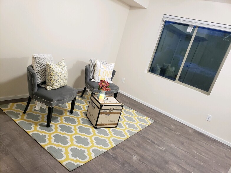 Livingroom - 304 S Skipworth Rd