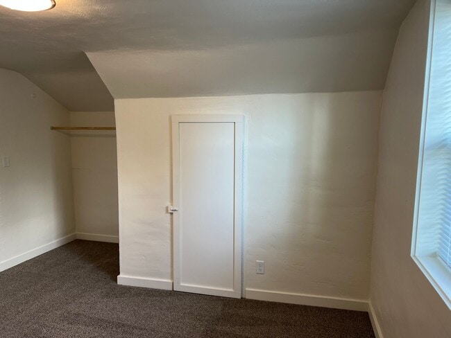 Building Photo - Updated 3 bedroom 1 bathroom house!