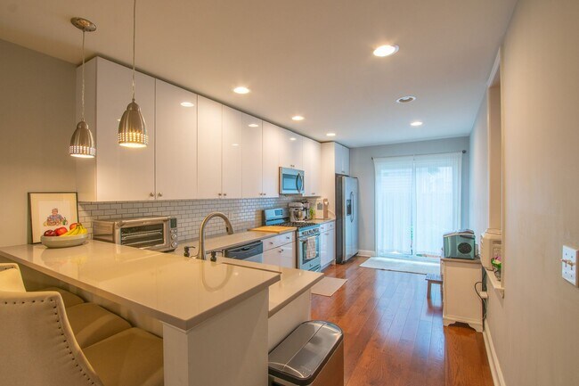 Building Photo - Beautiful Point Breeze Townhome