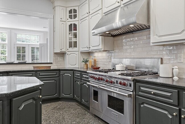 Building Photo - 451 Wellesley St