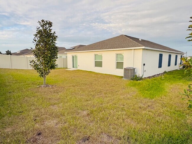 Building Photo - Home For Rent in Haines City with 4 Bedrooms and 2 Baths