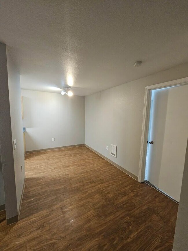 Building Photo - Life Just Got Better Come See For Yourself At Powell Court Apartments!!