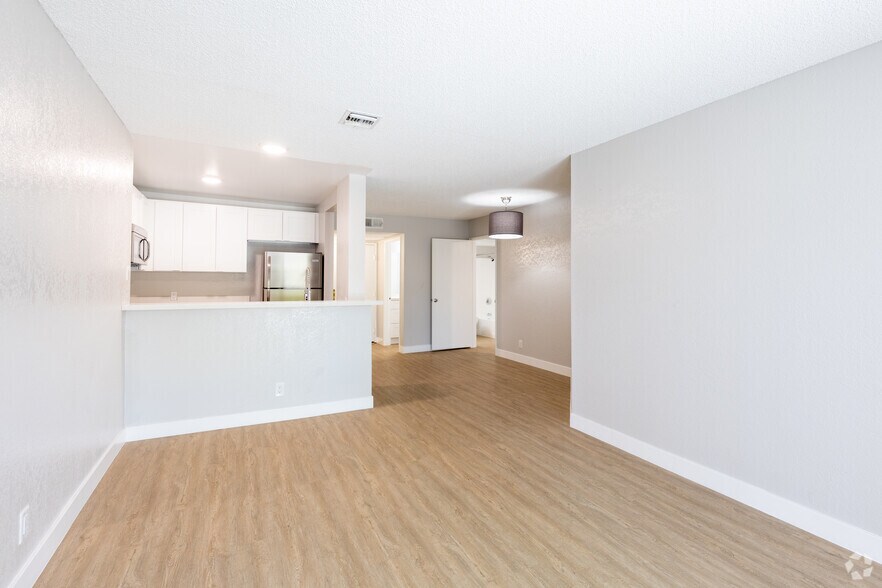 Primary Photo - Spacious 2 Bedroom/2 Bath Apartment in Kor...