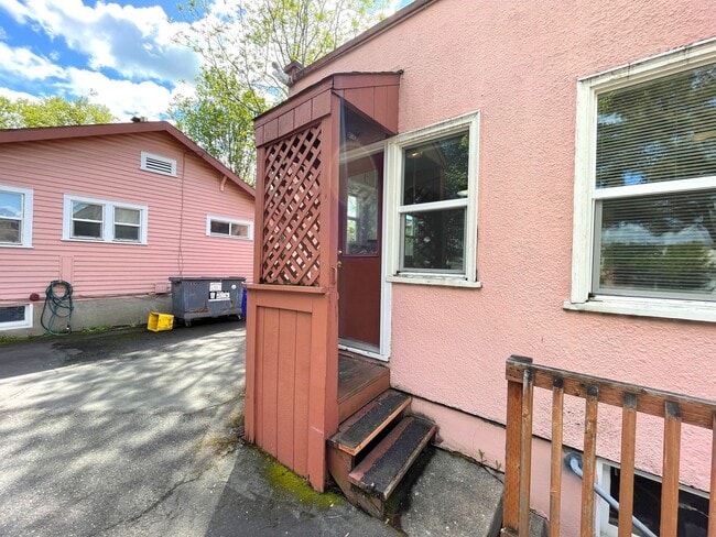 Building Photo - Vintage 1 Bedroom with Hardwood Floors, Close-In Location