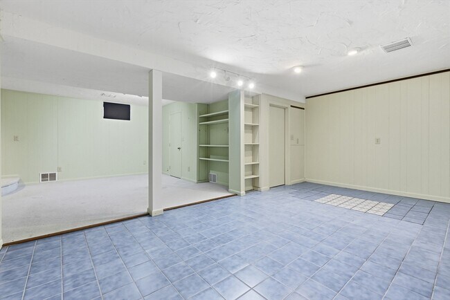 Building Photo - 146 Russet Ln