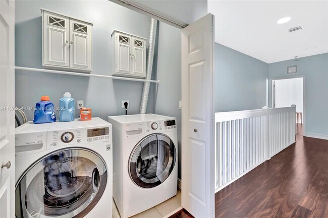 Building Photo - 853 SW 11th Ct
