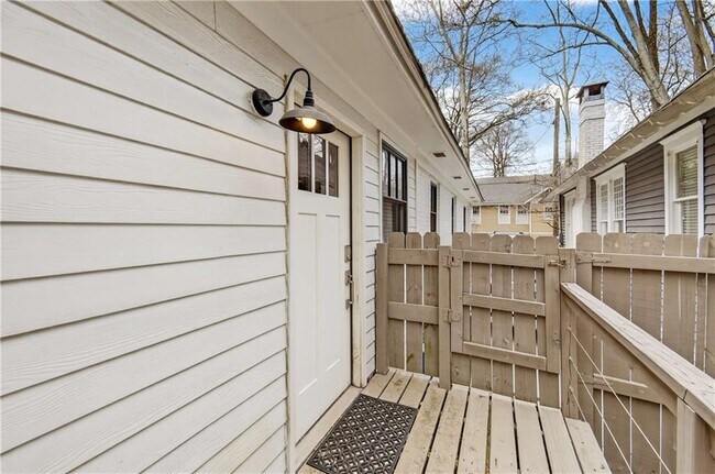 Building Photo - 865 Monroe Cir NE