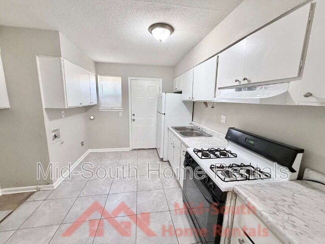 Building Photo - 4077 Forest View Dr