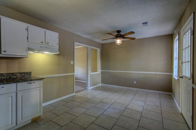 Building Photo - Great 3 Bed 2 Bath House for Rent/ Trussvi...