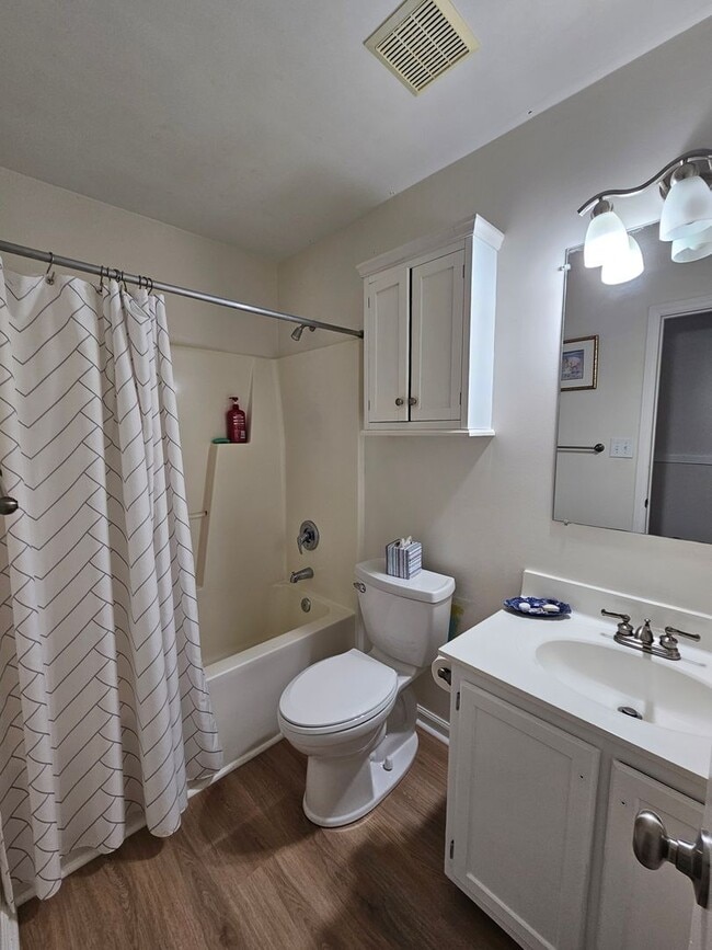 Building Photo - Well Maintained 3 Bed Home on Half an Acre!